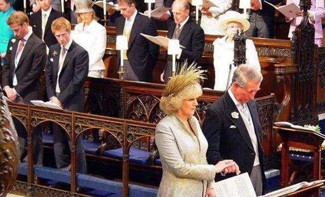 睡着|有妈的孩子像块宝:70岁查尔斯看球睡着,92岁女王微笑不忍叫醒他