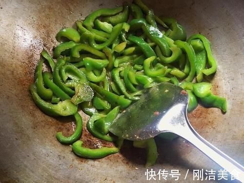 青椒籽|炒牛肉时，想要牛肉嫩滑又不老，只需加入1样东西，很多人都不懂