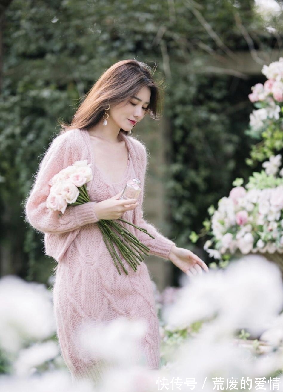 姐妹 冬天就适合穿“粉色毛衣”,保暖温柔又有格调,清新减龄又显气质