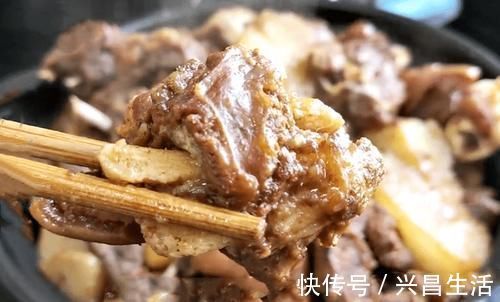 冬天，少吃猪肉多吃它，简单一焖，汤鲜肉嫩，天冷吃一碗全身暖和