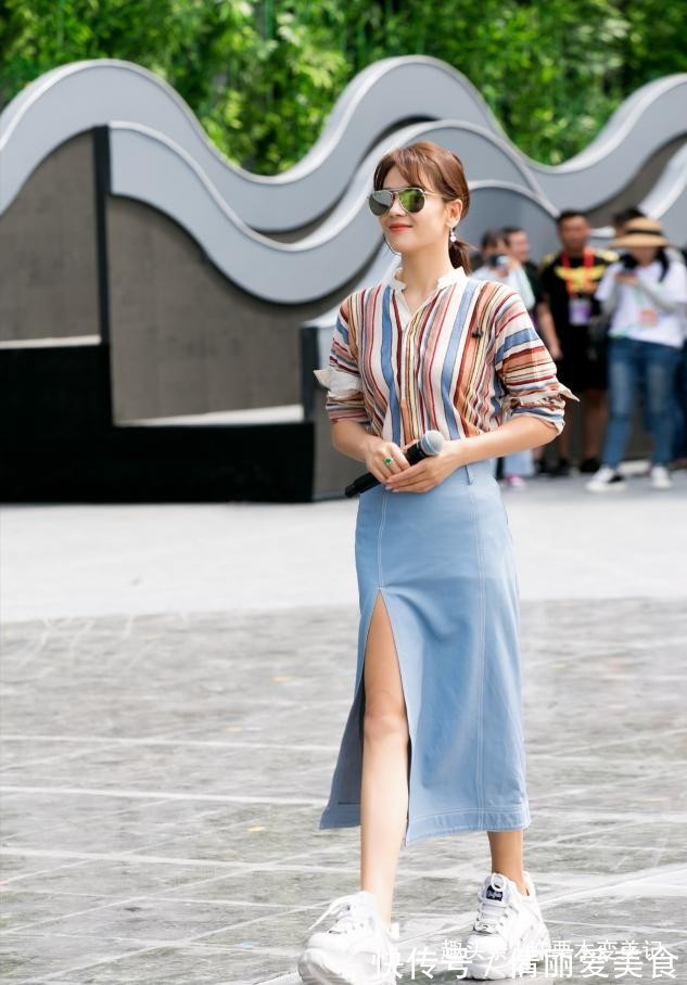 一字领 女人过了55岁，就要少穿小黑裤，学三木妈妈这样穿，优雅显气质