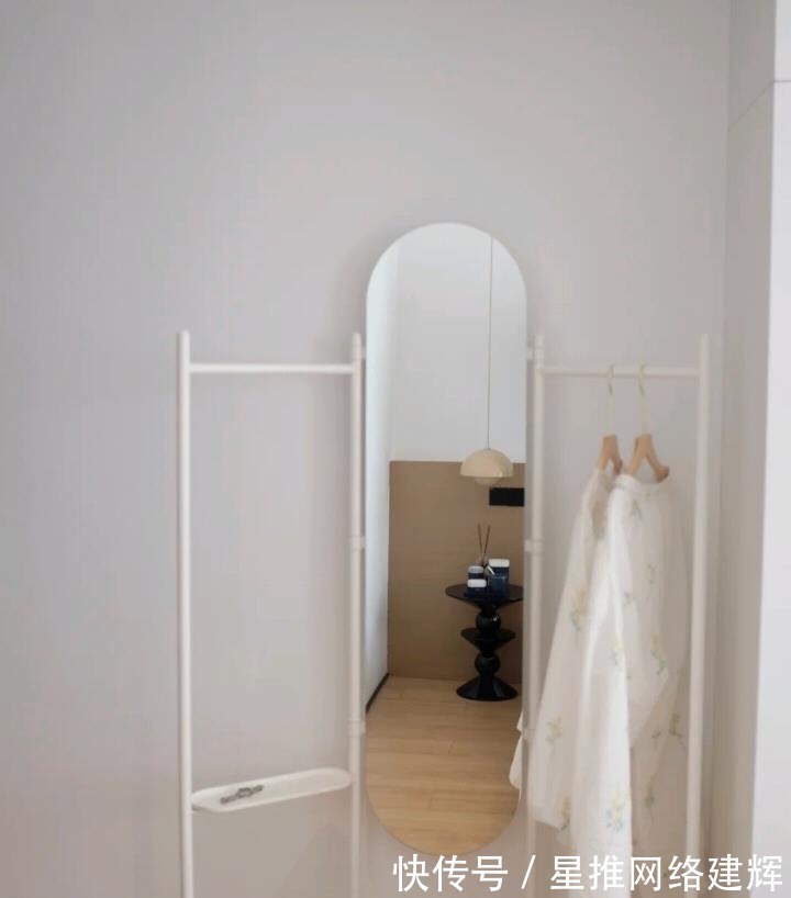 晾衣杆|年轻小夫妻的“穷装”新家，干净整洁，网友：“越简单，越幸福”