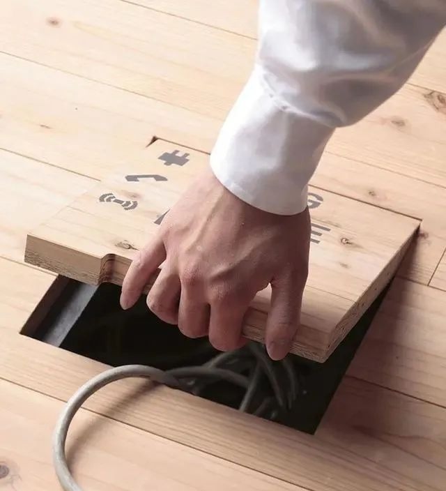 功能区|邻居家不铺瓷砖,直接用塑料托盘铺木地板,24小时就能铺完全屋