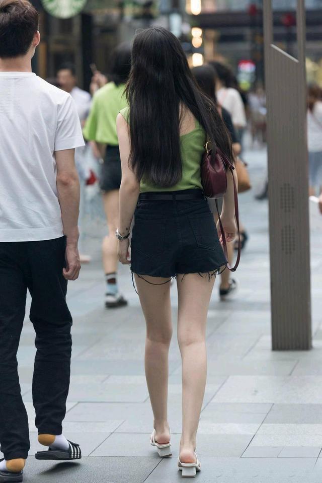 白皙的美女,果绿小衫配热裤,简约轻盈,美翻了