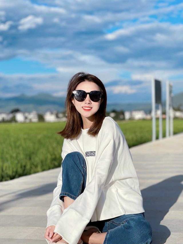 穿搭|秋季怎么穿舒适又洋气?白色卫衣搭配牛仔裤简约大气,减龄时髦