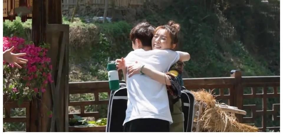 蝴蝶泉边|这位“过气”的超女,凭什么可以两度获得《向往的生活》的邀请