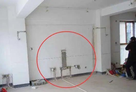 装修|为什么电视挂墙上能看不见电线?装修时多装这玩意,太聪明了