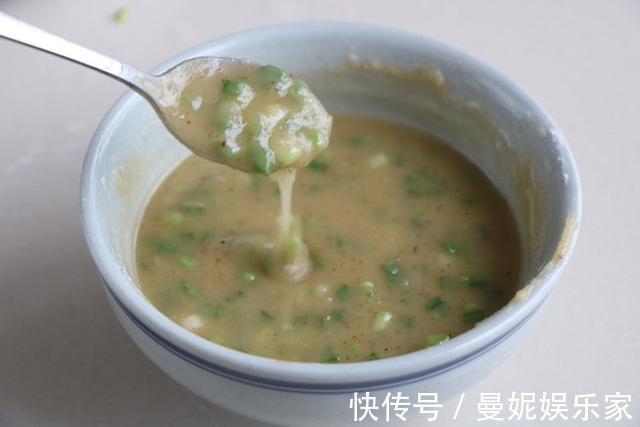 面团|大厨技巧教你做葱油饼,不用烫面照样外酥里软,很省事