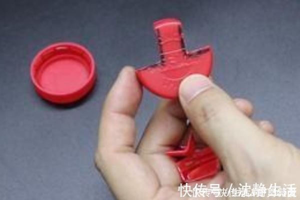 塑料瓶|不管家里多有钱，塑料瓶盖都别扔，简单改造一下，家人都抢着用！
