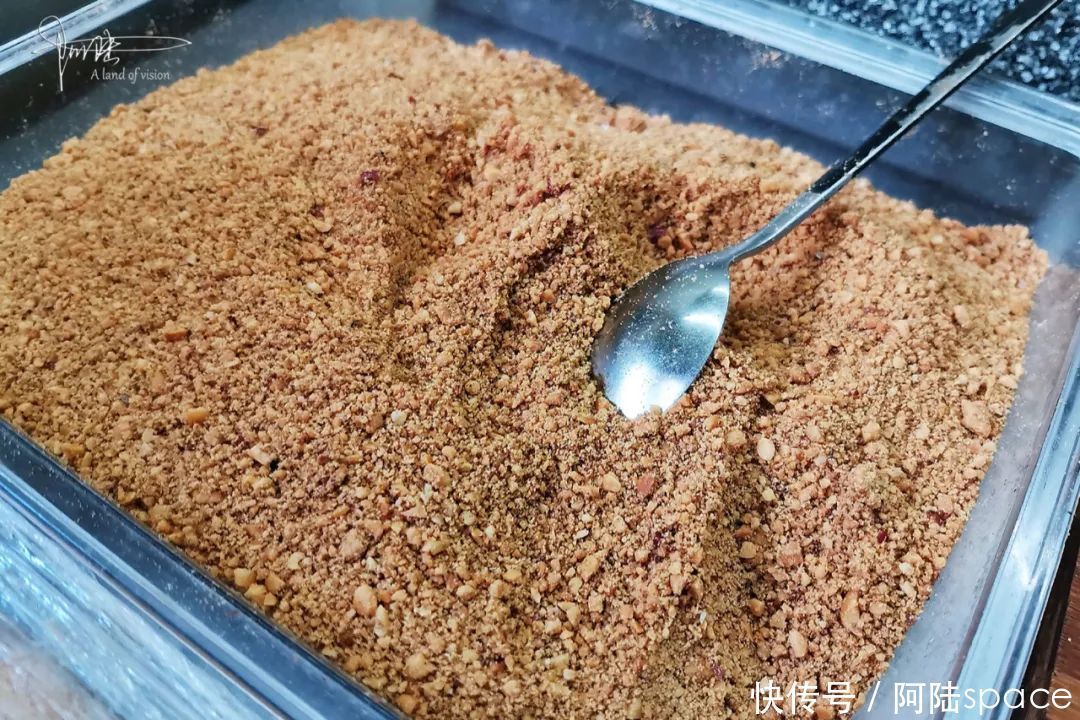 油条|这条非遗美食街上的“油条包麻糍”,不仅卖相好看,味道也不错