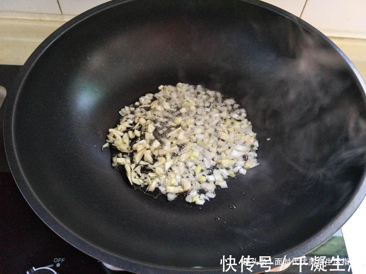 翻炒均匀|这菜是天然的减肥食材,多吃也不长肉,关键还能杀菌防感冒!
