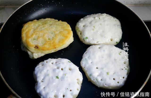 手不沾面，教你做葱花饼，早起5分钟搞定，越放越香软