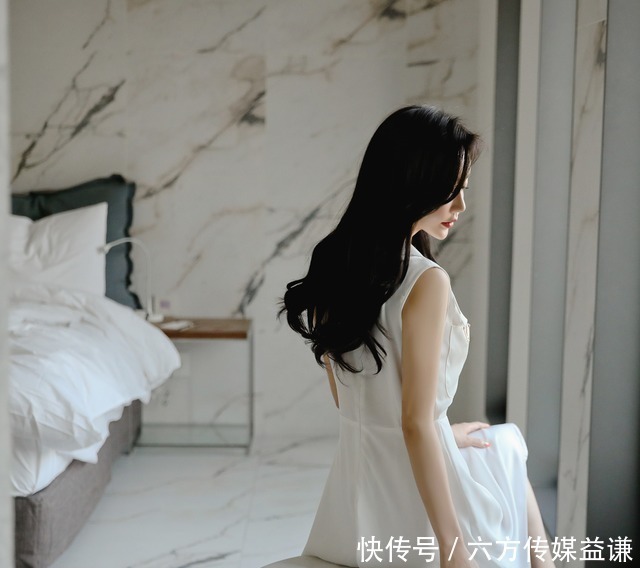 时尚|孙允珠时尚穿搭简约怀旧风清纯连衣裙,显得整个人时尚优雅