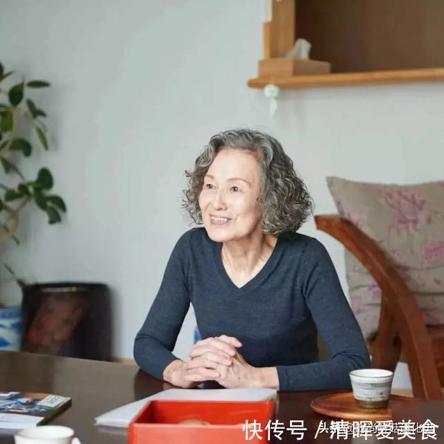 时尚|74岁日本奶奶凭穿搭火了！穿衣简单日常，用态度告诉你：何为时尚