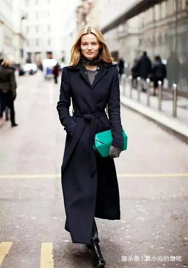 颜色 女人到了奔五年纪,穿大衣别选这3种“阿姨色”,老气又显黑