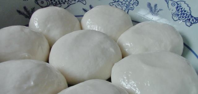 餡餅又出新做法，不發面不燙面不搟皮，皮薄如紙，涼了也不硬