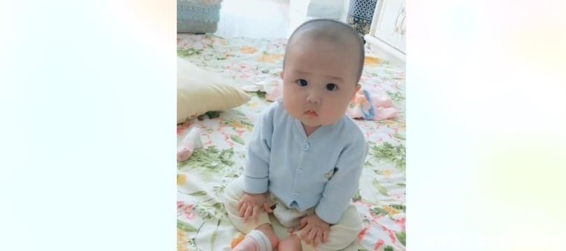 坐姿|萌娃的坐姿这么拽,一副不好惹的样子, 网友妈妈只想吃个饭