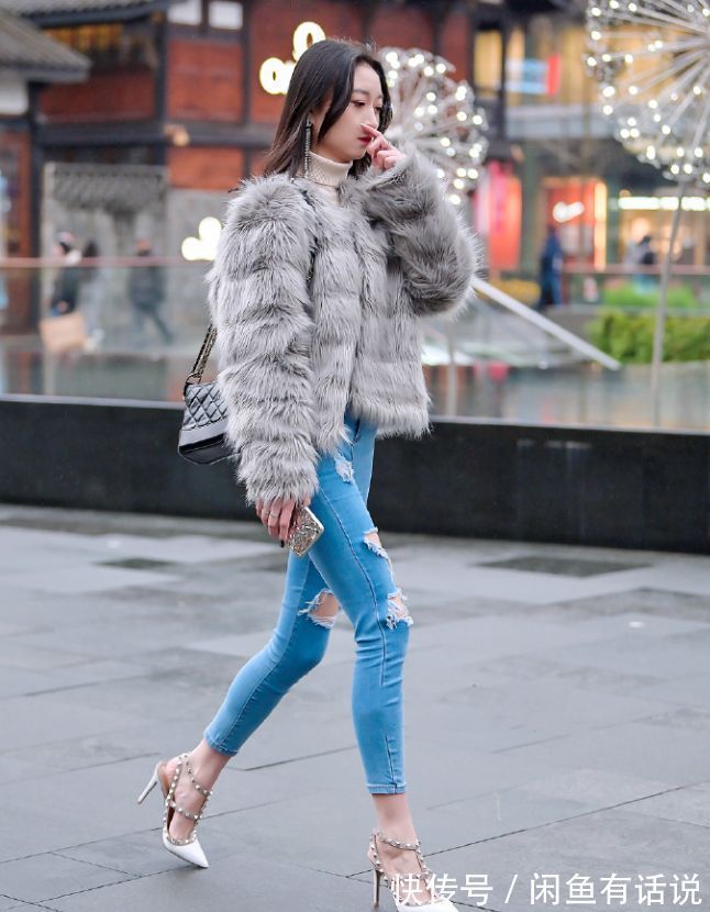搭配 入冬后火了一种新搭配:叫“上身贵妇+下身村姑”,明星也这么穿