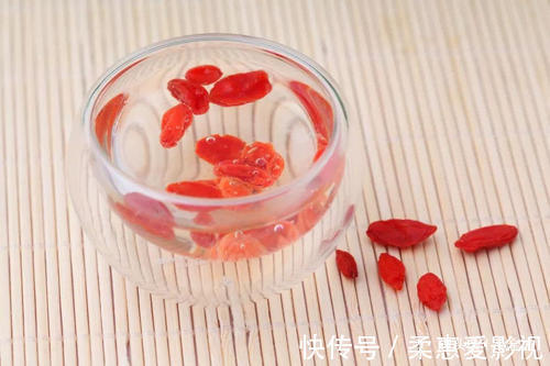 菊花|枸杞泡水犯3个错,营养全无、身体被伤透!懂养生的人都避开了