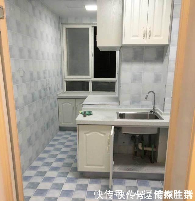 榻榻米|老婆嫌新房没飘窗,让木工在阳台打了一圈柜子,瞬间多出一间房!
