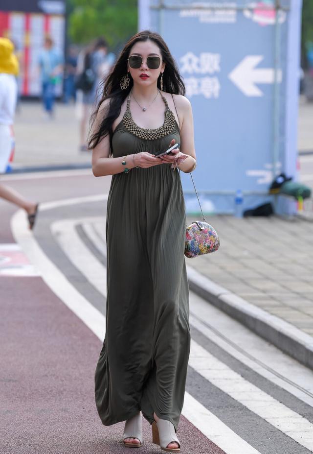 风情|美女街拍：长款挂脖修身连衣裙，独特面料的材质，完美突现出了西域风情