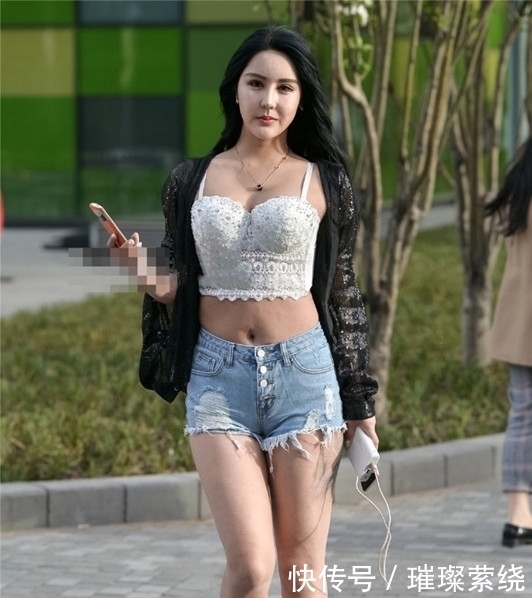 街拍美女身材高挑的小姐姐，简单搭配吊带裙，充满潇洒活力