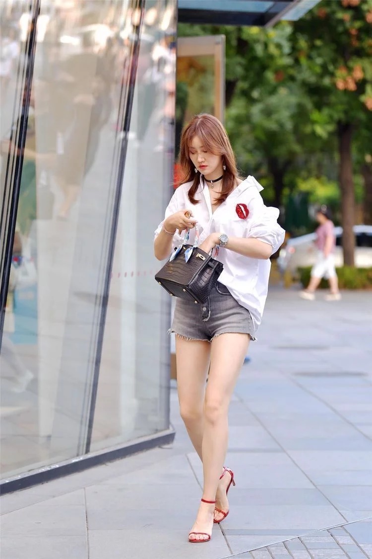 街拍:黄色的秀发,小姐姐时尚靓丽,清新可人