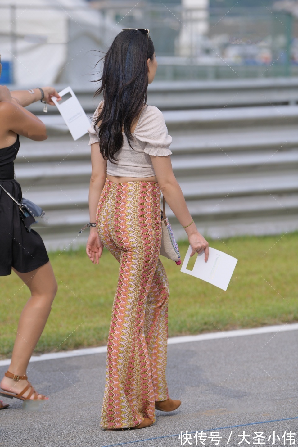 气质|美女街拍：一身高贵典雅的韵味，彰显女性柔美的气质，我要是她男朋友就好了