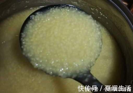 熬小米粥有窍门，不能直接加水煮，牢牢记住2点，米粥又香又浓稠