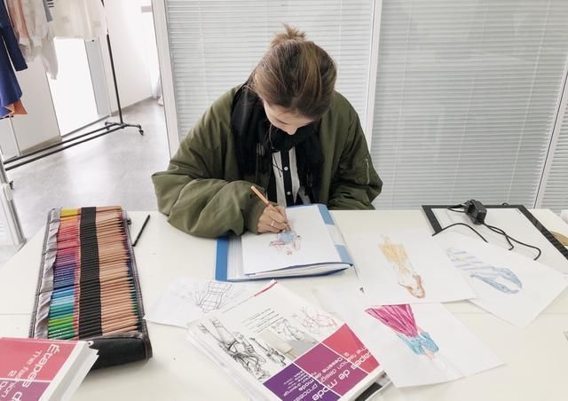 華麗轉(zhuǎn)身|16歲還要媽媽喂飯的“富家女”,如今過得怎么樣,現(xiàn)狀讓人意外