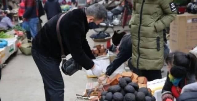 摊主|东北集市“稀奇物”，远看像煤球，近看直摇头，摊主排队都难买