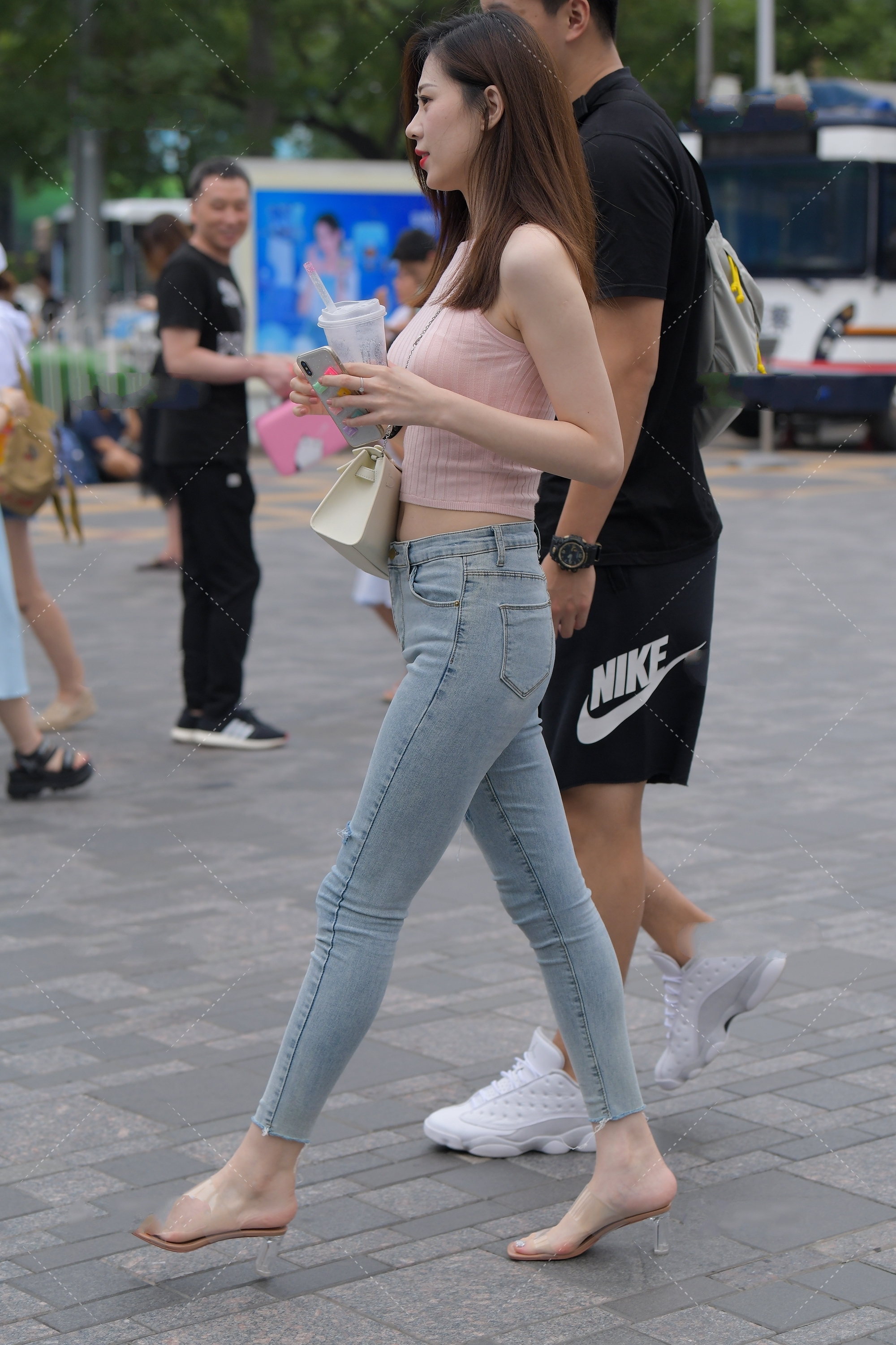 街拍:粉色无袖圆领背心,浅白牛仔破洞长裤超显气质,这身搭配极品