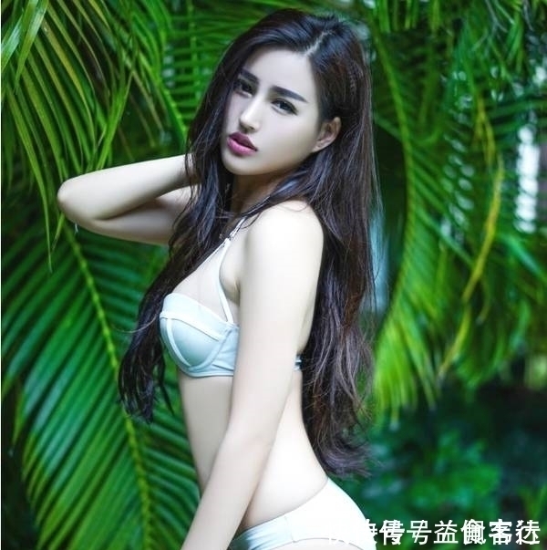 紧身 小姐姐时尚泳衣,显得时尚又有魅力,看着舒服又迷人