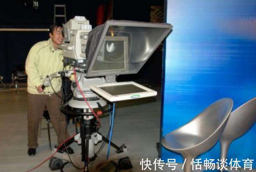 稿子|《新聞聯(lián)播》主持人為什么要低頭看稿?他們手里的紙是干嘛用的?