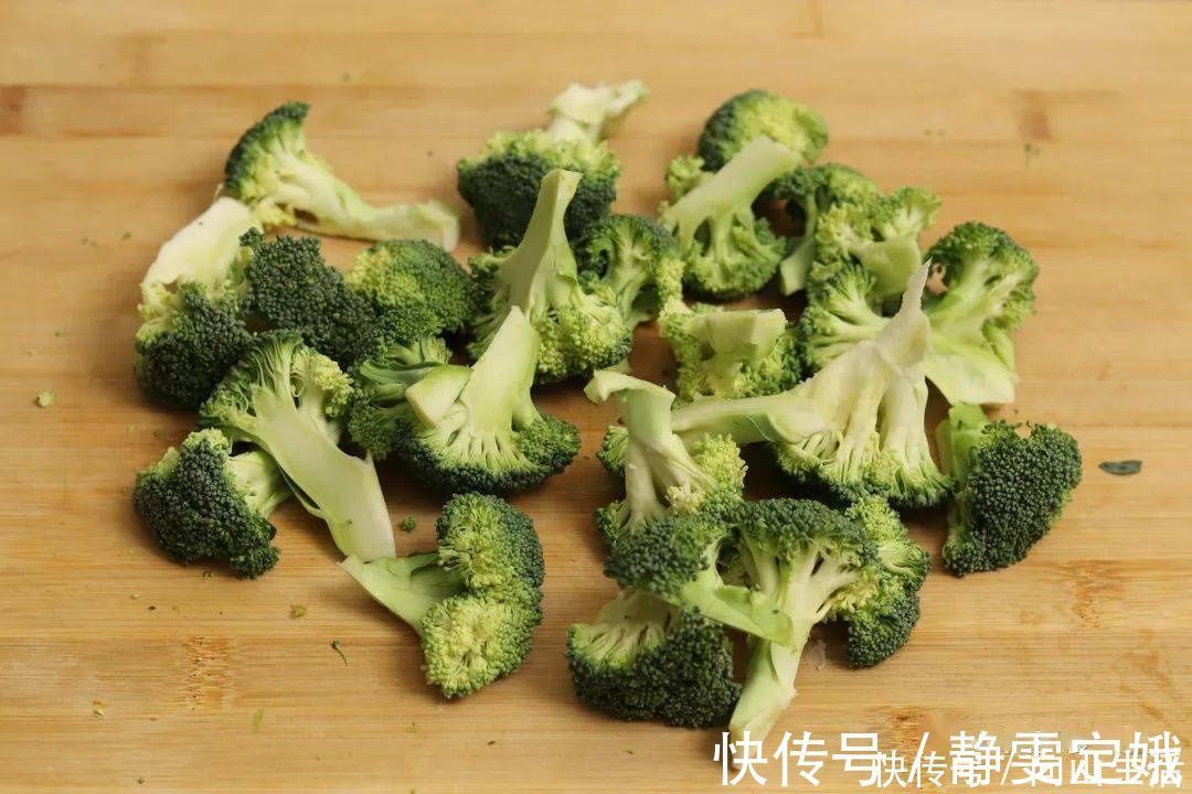 焯水|炒西兰花时，有人焯水，有人直接炒，大厨：都不对，教你正确做法