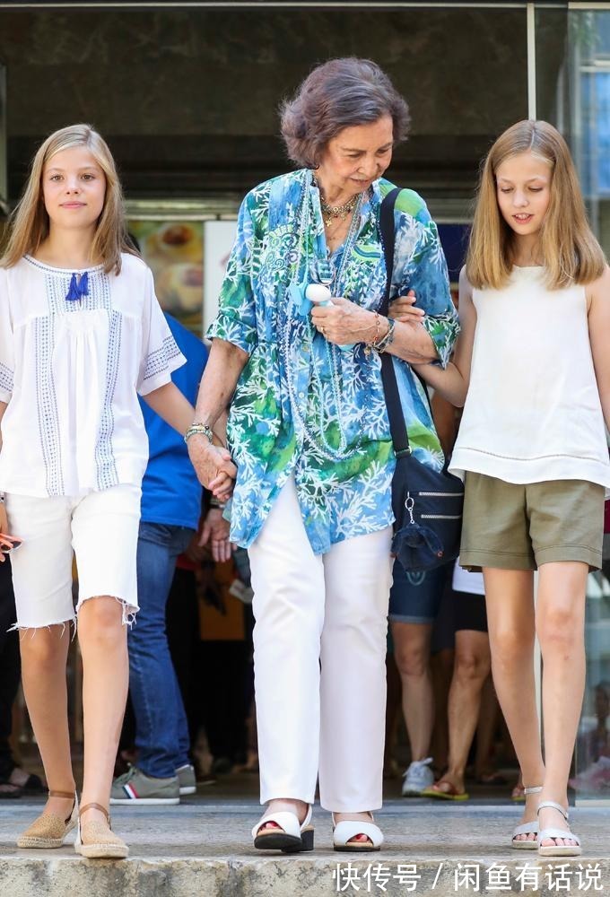 长腿|西班牙公主罕见穿基础款,白T+牛仔裤像邻家女孩,妹妹长腿真抢镜