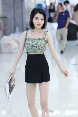 小短裙 绿色吊带背心搭配小短裙,展示优雅好气质,好身材让人羡慕