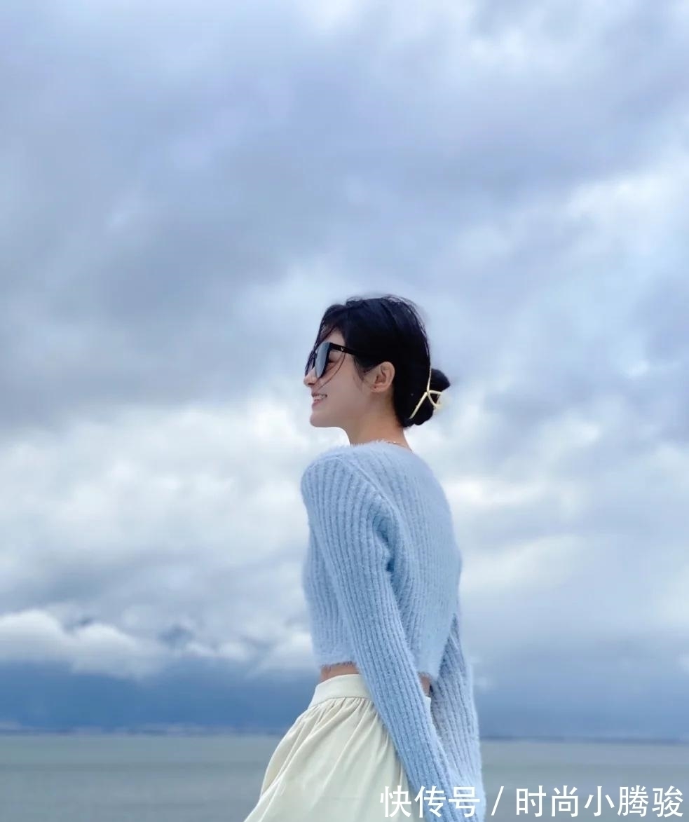 穿搭 水蓝色搭配浅豆沙色,清新自然的撞色穿搭,低调温婉甜美可爱