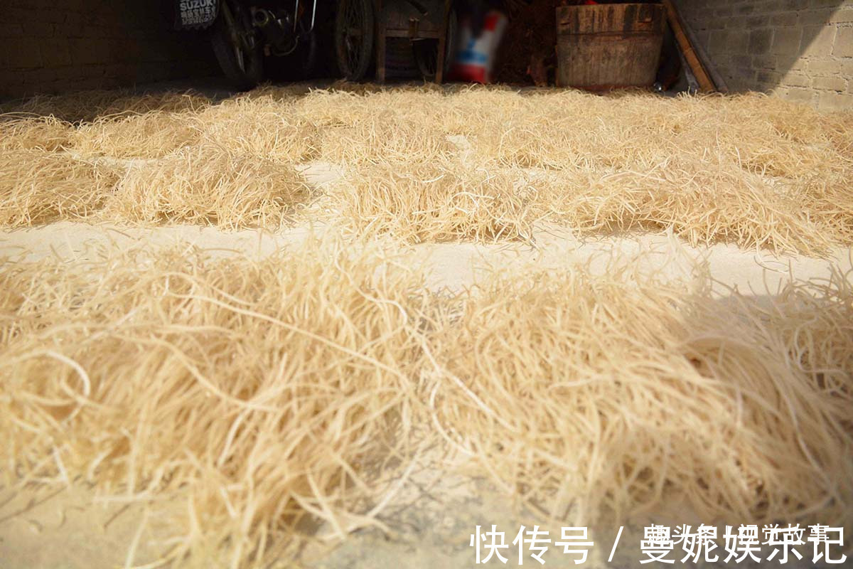 装修|楼房建成10年不装修，47岁村民在屋内铺满粉丝，儿子很争气