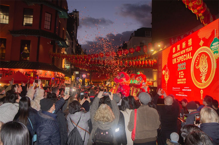 特拉法加广场|伦敦特拉法加广场除夕夜亮起“中国红”