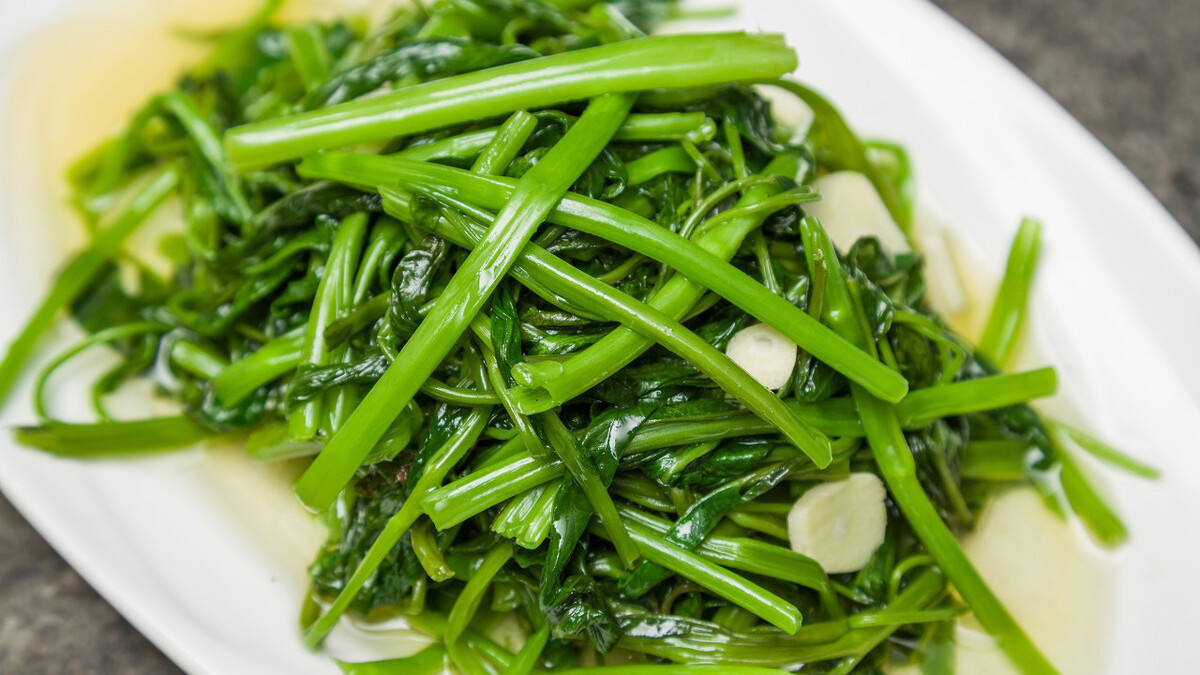 炒空心菜不变色，焯水放醋是不对的，这才是正确做法，鲜味不流失