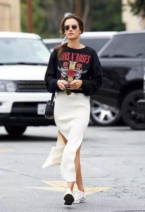 开春穿搭没灵感？试试今年超火的“裙子＋平底鞋”，百搭又显瘦