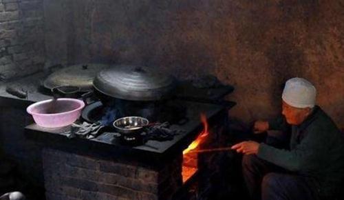 杨母|中国第一懒人,吃饭要喂,出门要父母挑,父母病逝后他饿死在家中