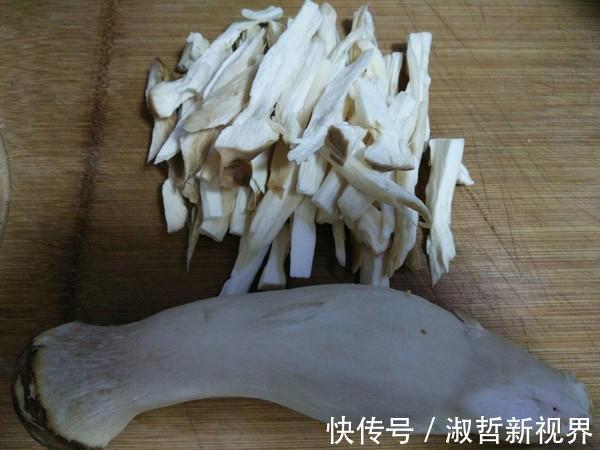 菌盖|杏鲍菇更地道的做法，下酒又下饭，简单又营养，一大盘不够吃！