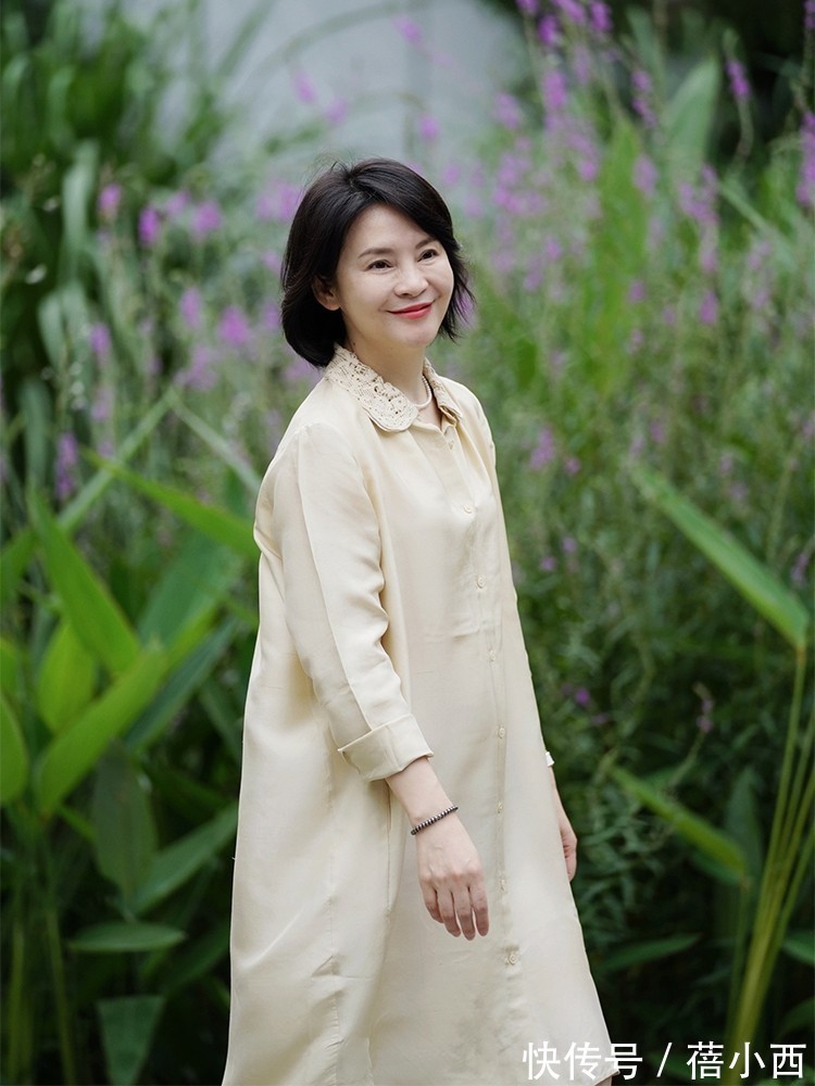 颜色|女人过了40岁尽量少穿花俏衣服,试试这些极简衬衫,时髦显气质