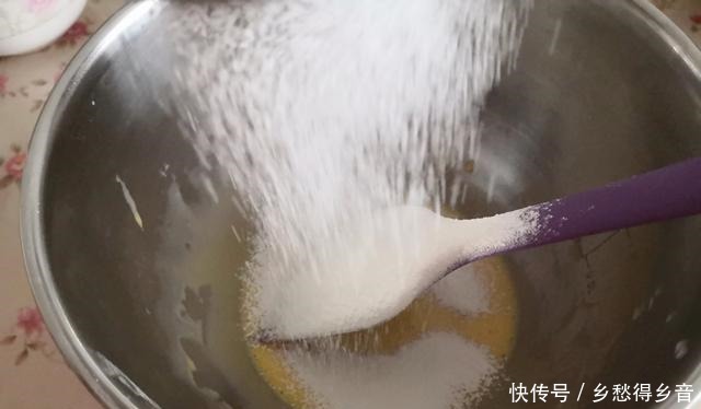 一口平底锅就能搞定的蛋糕,松软细腻不上火,搭配水果和蔬菜真赞