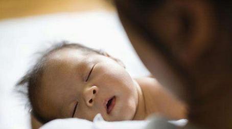 母亲|生2胎后,老大和谁睡,母亲的坚持被全家质疑,三年后被称赞精明