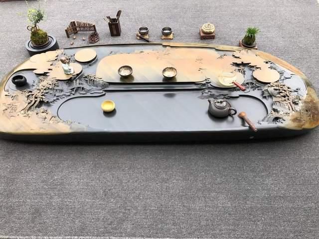 真正的“难得一见”,把长近2米的石头刻成山水画,还制成了茶盘