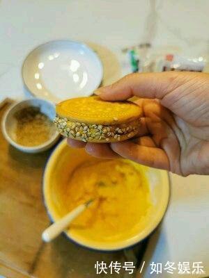 教你怎么做「夹心南瓜饼」超级好吃的,过年可以做来当点心送礼