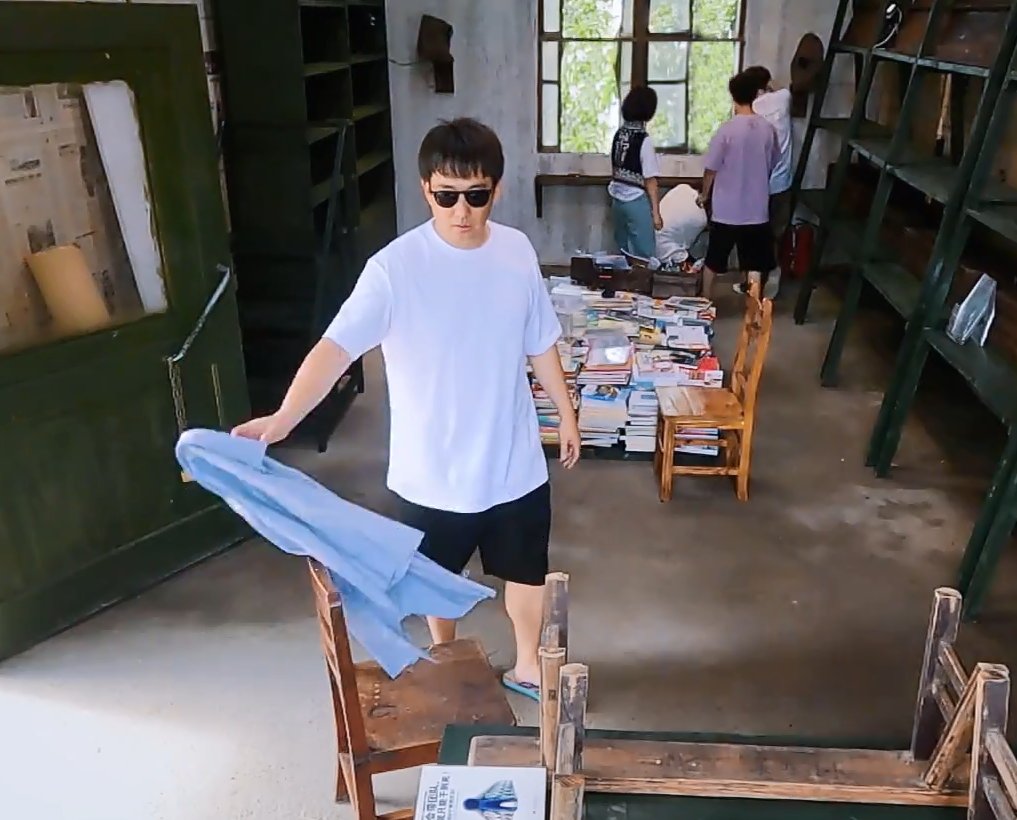 倉(cāng)庫(kù)|大家在干活黃磊卻偷懶走一邊，但看到張子楓動(dòng)手時(shí)，他的反應(yīng)亮了